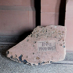 Grabstein für den Pudel "Treu" neben der Grabkapelle. Foto: C. Katschmanowski/ssg