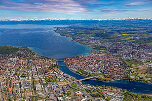 "Konstanzer Trichter" mit Konstanz, Kreuzlingen, dem Ausfluss des Seerheins und der Alpenkette. Luftbild Achim Mende/MTK