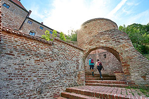 Zwei Wanderinnen auf der Burg Trausnitz. Landshuter Höhenweg. Tourismusverband Ostbayern