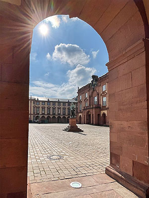 Schlosshof Mannheim, Blick aus den Arkaden zum Corps de Logis. Foto: kulturer.be