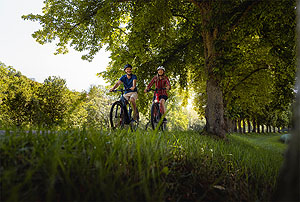 Gäste halten vor Ort ihren ökologischen Fußabdruck klein, indem sie mit dem Rad unterwegs sind. Etabliert hat sich eine E-Bike-Verleih-Station am Kurpark. Foto: Philipp Reinhard