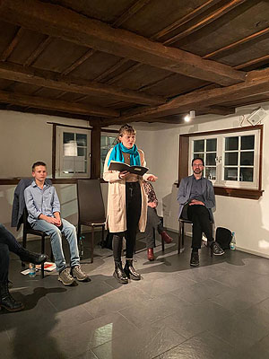 Die Gewinnerin des Poetry-Slams 2022, Ingrid Ruesch, stellte den Anwesenden ihren Text „Zit“ vor. Bild: Naturpark Südschwarzwald e. V.
