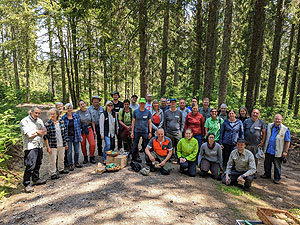 Gruppenfoto. Freiwillige Helferinnen und Helfer engagieren sich im Gemeindewald Feldberg für einen klimastabilen Mischwald. © Naturpark Südschwarzwald