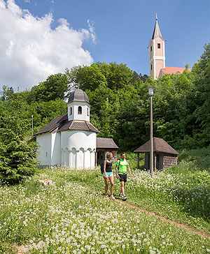 Wanderer vor der Mariahilfkirche Nerumarkt. Foto: Stadt Neumarkt i.d.OPf., Thomas Bichler