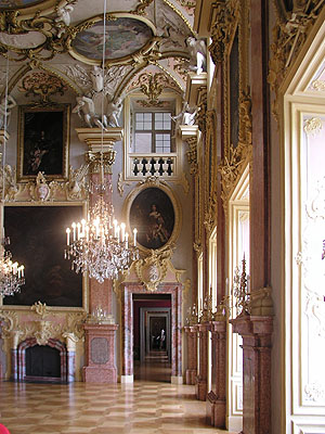 Schloss Rastatt, Ahnensaal mit Enfilade zum Appartement der Markgräfin. Foto: kulturer.be