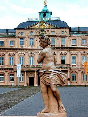 Schloss Rastatt, Ehrenhof mit Galeriefigur. Foto: kulturer.be