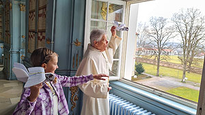 Pater Mohr und ein Kind am Fenster: Der Papierflieger fliegt tatsächlich