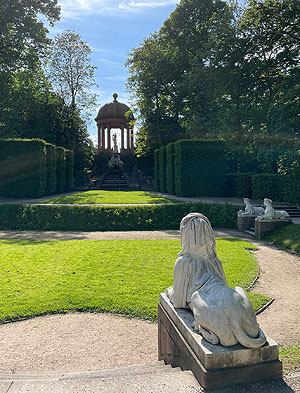 Schlossgarten Schwetzingen: Apollotempel (Nicolas de Pigage), davor eine der Sphingen im Naturtheater (Peter Anton von Verschaffelt). Foto: kulturer.be