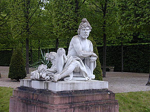 Aus der Reihe der Vier Elemente im Schwetziunger Schlossgarten: Skulptur des Vulcanus als Personifikation des Feuers. Foto: kulturer.be