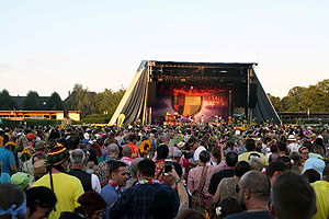 Schlossgarten Schwetzingen: Musik im Park. Bühne mit Publikum Foto: provinz-tour gmbh.