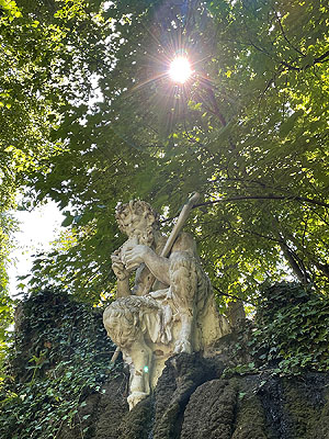 Schlossgarten Schwetzingen: Figur des Pan von Peter Lamine. Foto: kulturer.be