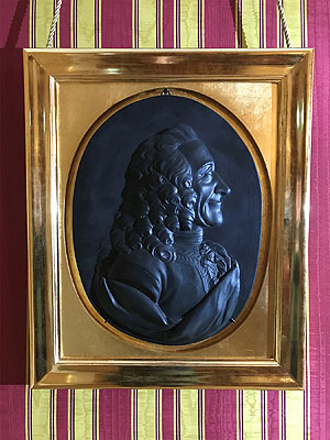 Konrad Linck: Flachrelief mit dem Porträt des französischen Philosophen Voltaire. Foto: Wolfgang Weismann/ssg