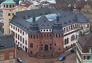 Der Blick aus der Vogelperspektive auf das Museumsgebäude zeigt das Glasdach über dem Innenhof. Foto: Historisches Museum der Pfalz Speyer/Peter Haag-Kirchner
