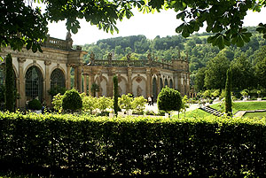 Schlossgarten Weikersheim, Orangeriegebäude von der linken Gartenseite aus (unten). Beide Fotos: kulturer.be