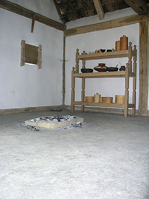 Inneres eines Handwerkerhauses mit offener Feuerstelle. Foto: kulturer.be
