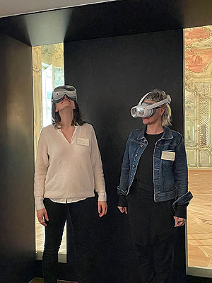 Sonja Menold und Sandra Moritz, Schlossverwalterinnen der Schlösser Mannheim bzw. Schwetzingen, testen die neuen VR-Brillen. Foto: kulturer.be