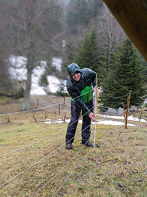 Bei Wind und Wetter: Simon Zimmermann liegt die intensive Betreuung der Projektbetriebe sehr am Herzen. © Naturpark Südschwarzwald e. V.