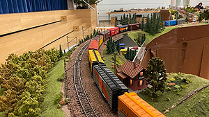 Modellbahnanlage mit fahrenden Zügen.