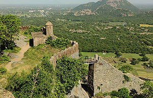 Blick auf die Befestigungsmauern des Gingee Forts, eingebettet in die zerklüftete Landschaft