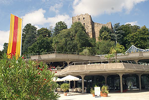 Badenweiler, Kur- und Festspielhaus im Kur- und Schlosspark, im HIntergrund die Burg Badenweiler.