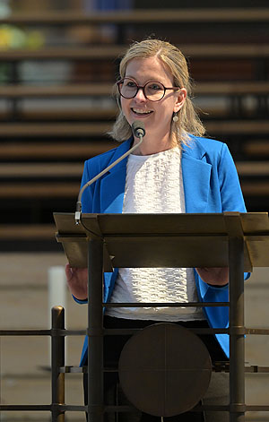 Simone Heimann am Rednerpult im Speyerer Dom. 