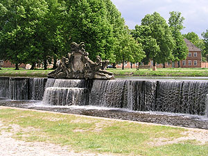 Schloss Ludwigslust, Große Kaskade am Schlossplatz,