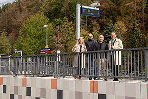 Über die offizielle Auszeichnung des Bahnhalts am Freilichtmuseum als „zukunftsfähiger Bahnhof“ der DB InfraGO freuen sich die Mitwirkenden an dem Projekt