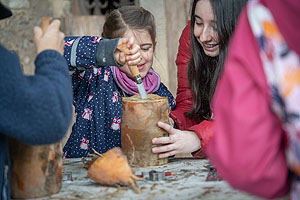 Kinder im Herbstferienprogramm beim Rübenschnitzen