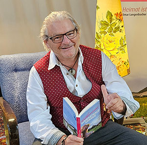 Elmar Langenbacher mit seinem Buch „Katharinas Schwarzwald Sommer“
