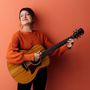 Autorin mit Gitarre