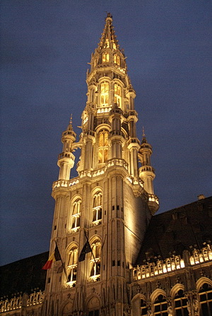 Turm des Rathauses in Brüssel bei Nacht