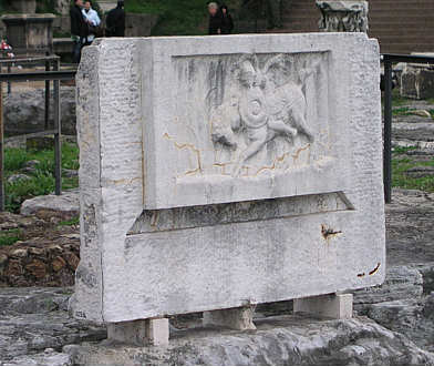 Lacus Curtius, Augusteisches Relief